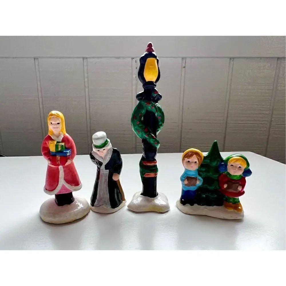 Vintage 4 Piece Ceramic Christmas Carolers and Light post